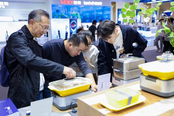 “邪修”出圈,装备升级:AWE2026厨房小家电定义厨房消费新范式(图3) “邪修”出圈,装备升级:AWE2026厨房小家电定义厨房消费新范式(图3)